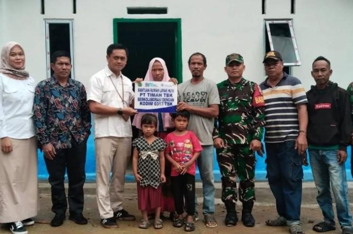 PT Timah Serahkan Bantuan Rumah Layak Huni untuk Warga Desa Kundur