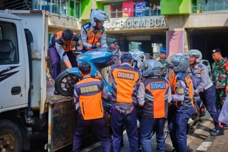 15 Sepeda Motor Diderek Petugas di Blok M karena Parkir Liar, Lokasi Sudah Berulang Kali Ditertibkan