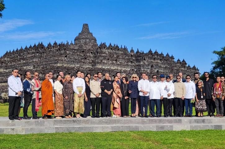 Foto Bersama di Candi Borobudur Akhiri Kunjungan Macron di Indonesia