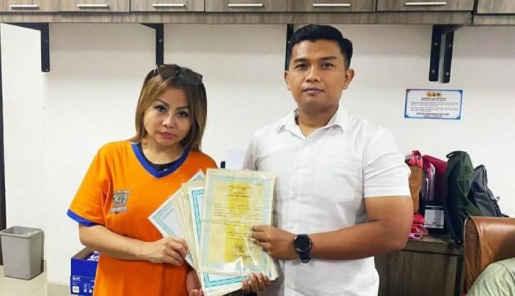 Jan Hwa Diana Serahkan Ratusan Dokumen Karyawan ke Polda Jatim, Termasuk Buku Nikah hingga Sertifikat Rumah
