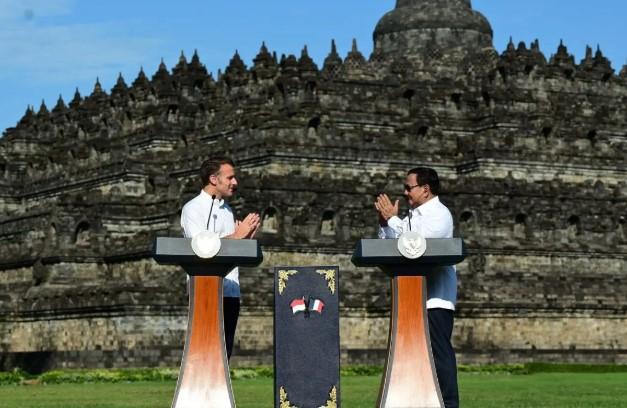 Momen Langka: Presiden Macron Sentuh Patung Buddha di Puncak Stupa Candi Borobudur