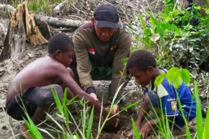 TNI Ajak Anak-anak di Papua Tengah Tanam Pohon Demi Masa Depan Lingkungan