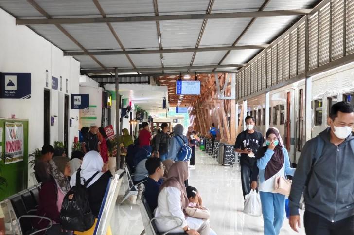 Lonjakan Penumpang Terjadi di Stasiun Blitar dan Wilayah Daop 7 Madiun