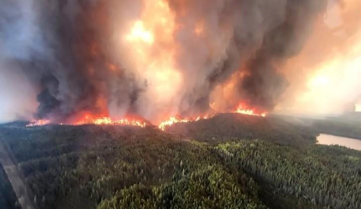 Kebakaran Hutan Meluas, Puluhan Ribu Warga Kanada Dievakuasi Massal