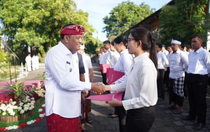 127 CPNS Gianyar Terima SK, Bupati Minta Tingkatkan Kompetensi dan Hindari Gratifikasi