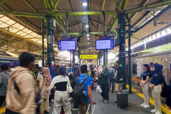Jumlah Penumpang Kereta Meningkat Jelang Libur Idul Adha, Tiket Terjual Capai Ratusan Ribu