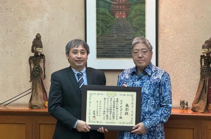 Kedubes Jepang Anugerahkan Penghargaan kepada Dekan FEB UI atas Peran Strategis dalam Kerja Sama Kesehatan dan Gizi