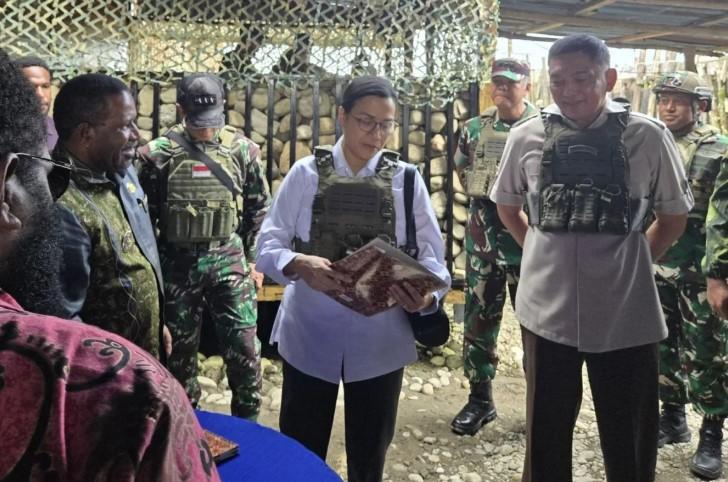 Menteri Pertahanan dan Menteri Keuangan Tinjau Pos TNI di Nduga Papua dengan Pengamanan Ketat