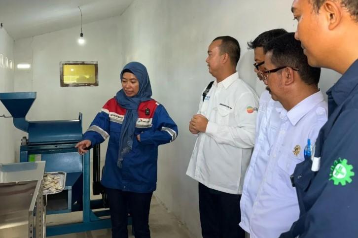 Pertamina NRE Dukung Desa Energi Berdikari di Subang, Olah Limbah Ikan Jadi Produk Bernilai Jual