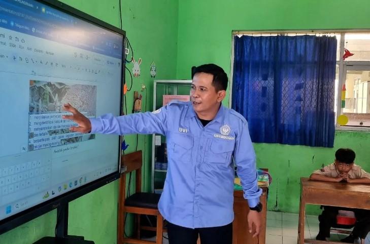 Digitalisasi Pendidikan Melalui Smartboard Tingkatkan Partisipasi dan Minat Belajar Siswa di Banyumas
