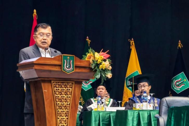 Jusuf Kalla Soroti Dampak Perang Dunia terhadap Ekonomi Indonesia dalam Orasi Ilmiah Wisuda Unas