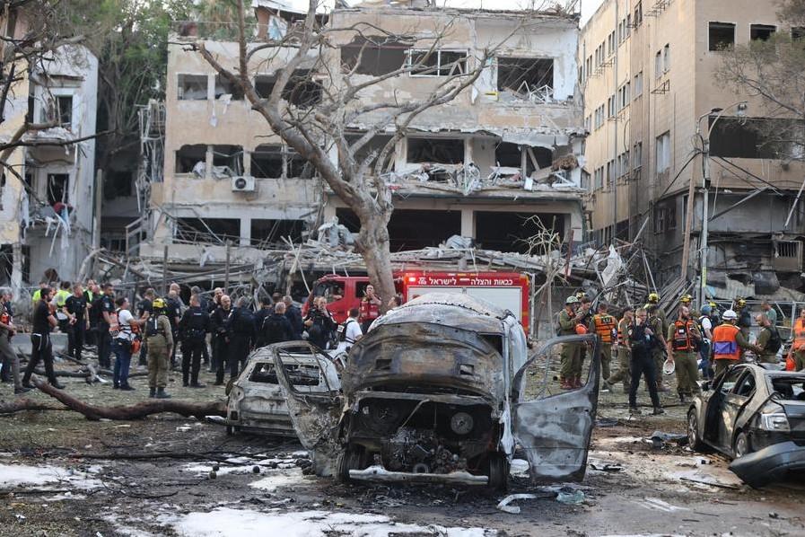 Puluhan WNI Tertahan di Timur Tengah Akibat Konflik Iran-Israel, Kemlu RI Pastikan Selamat