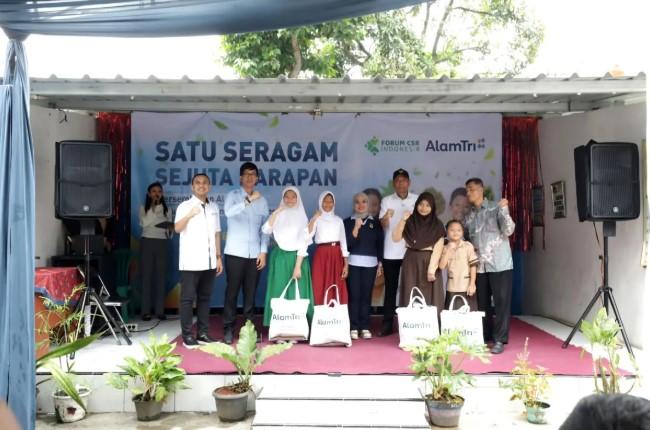 Wamensos Salurkan 10.000 Paket Seragam Sekolah Lewat Program "Satu Seragam Sejuta Harapan"