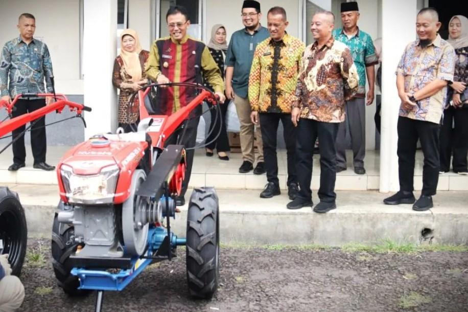 Kementerian Pertanian Salurkan Puluhan Alsintan untuk Petani Ciamis, Dorong Swasembada Pangan
