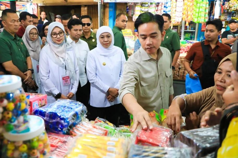 Harga Bahan Pokok di Banyuwangi Stabil, Gubernur Khofifah dan Wapres Gibran Tinjau Langsung Pasar Rogojampi