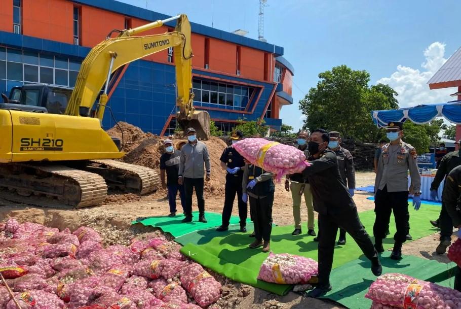 Karantina Kepri dan Bea Cukai Musnahkan 86,7 Ton Bawang Ilegal Senilai Rp2,85 Miliar di Batam
