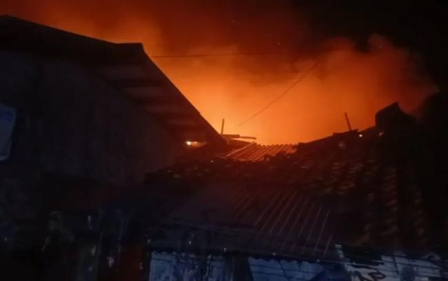 Kebakaran Lima Rumah di Cililitan, 75 Petugas dan 15 Mobil Damkar Dikerahkan