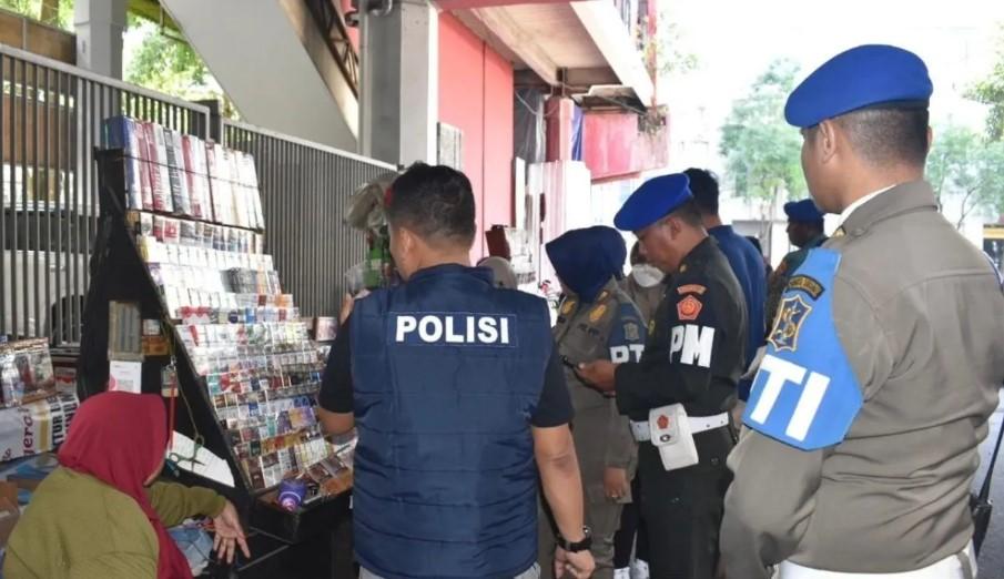 Satpol PP dan Bea Cukai Sita 981 Bungkus Rokok Ilegal di Surabaya dalam Operasi Gabungan