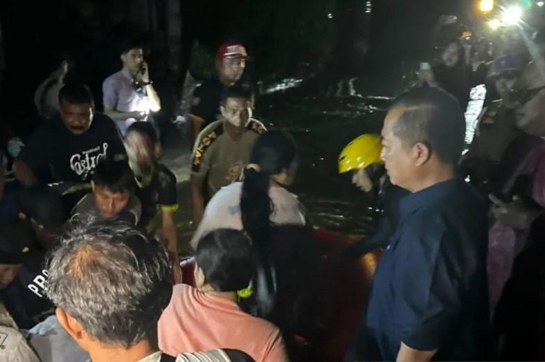 Gubernur NTB Izinkan ASN Libur Demi Bantu Penanganan Banjir Parah di Kota Mataram