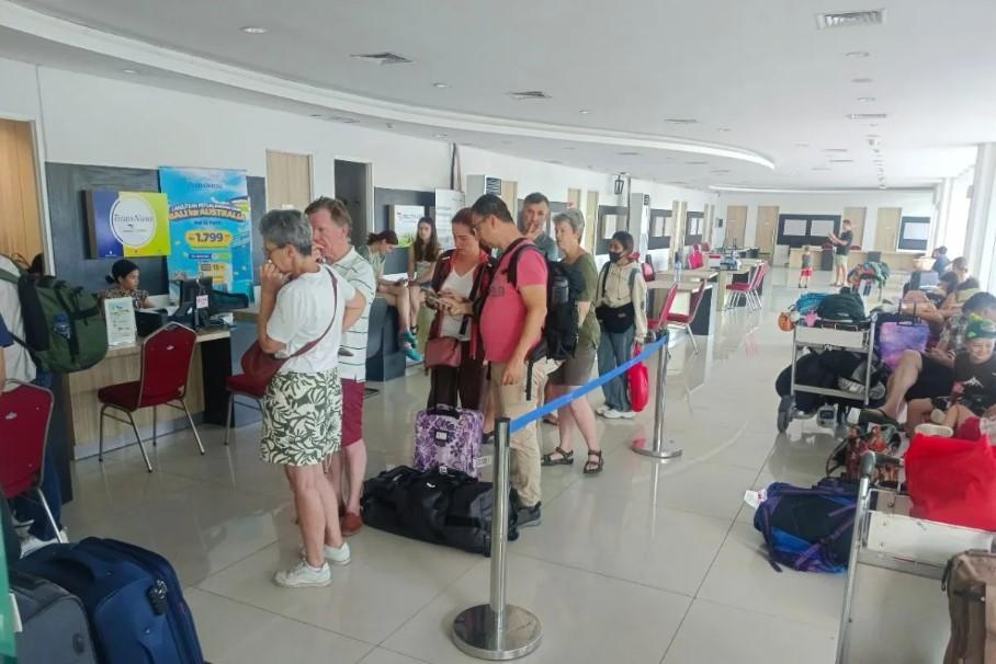 Erupsi Gunung Lewotobi Laki-Laki Sebabkan 24 Penerbangan di Bandara Ngurah Rai Dibatalkan