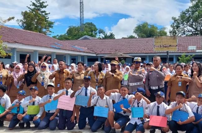 Pemkot Sorong Bagikan Seragam Gratis untuk 17.000 Siswa, Dukung Wajib Belajar 12 Tahun