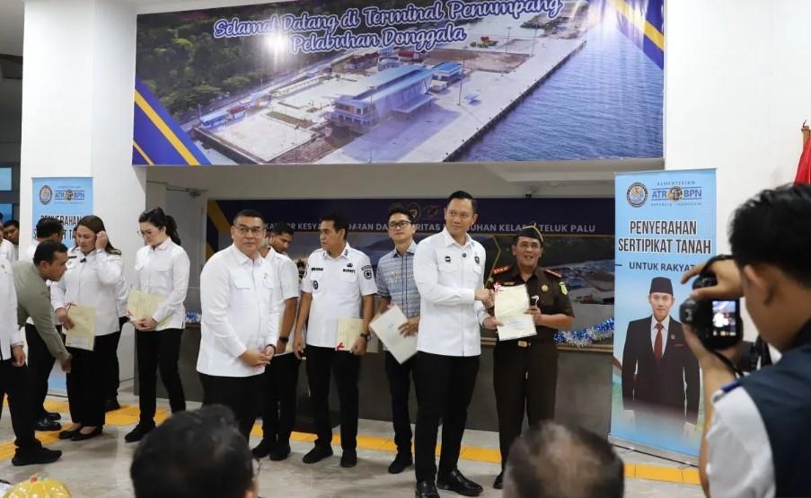 Penyerahan 160 Sertifikat Tanah oleh AHY di Sulteng Tegaskan Komitmen Reforma Agraria