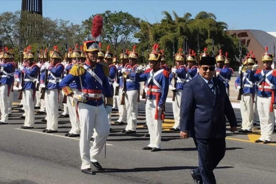 Presiden Prabowo Disambut Parade Pasukan Berkuda oleh Presiden Brasil Lula Da Silva di Istana Planalto