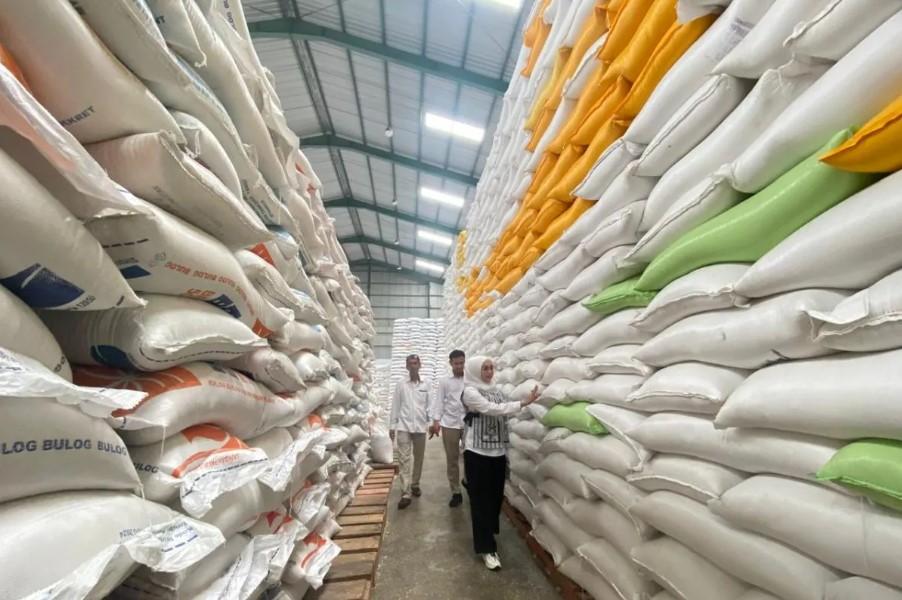 Bulog Sulselbar Siap Salurkan Bantuan Pangan ke 584 Ribu Keluarga, Setiap KPM Dapat 10 Kg Beras