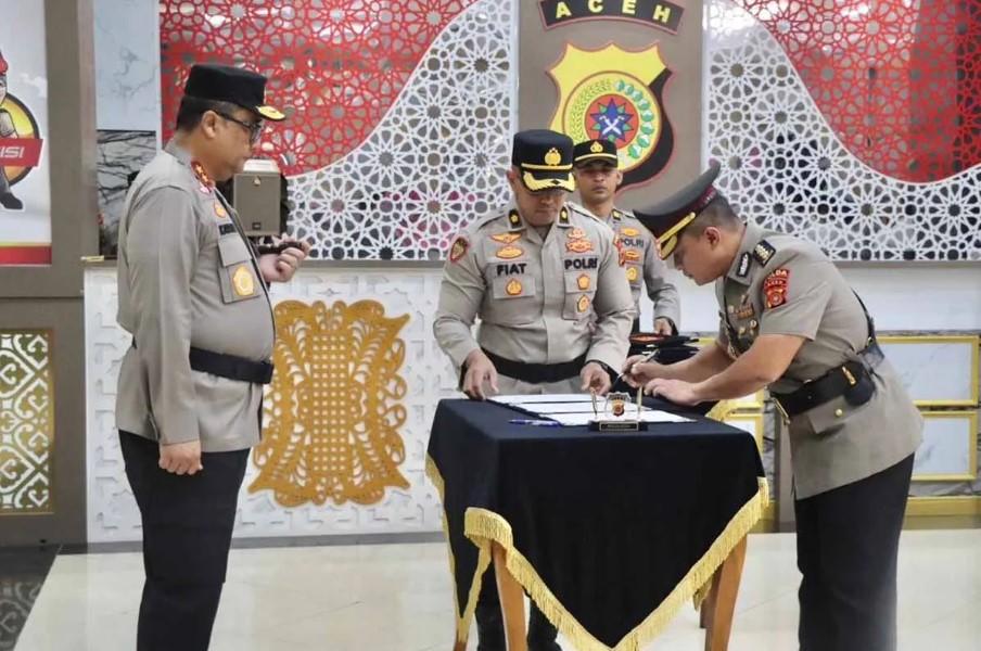 Kapolda Aceh Irjen Pol Achmad Kartiko (kiri) menyaksikan penandatanganan berita acara serah terima jabatan di Mapolda Aceh, B