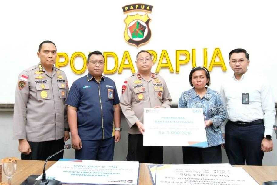 Polda Papua Serahkan Santunan kepada Keluarga Tiga Anggota Polri Gugur Akibat Serangan KKB