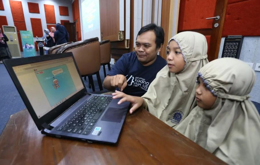 84 Guru SD di Surabaya Pamerkan Karya Coding dan AI Usai Pelatihan di UM Surabaya