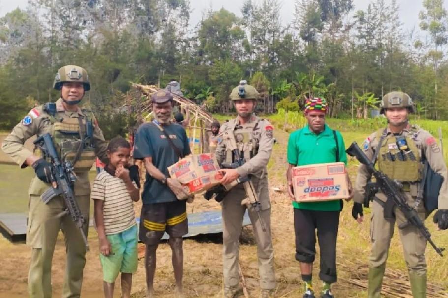 Satgas Damai Cartenz Bagikan Sembako Saat Patroli di Puncak Papua untuk Pererat Hubungan dengan Warga