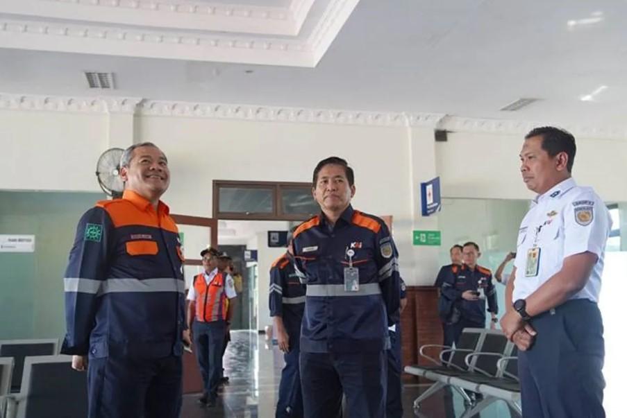 Direktur Operasi KAI Tinjau Stasiun dan Perlintasan di Daop 7 Madiun untuk Persiapan Perpanjangan Rute KA BIAS