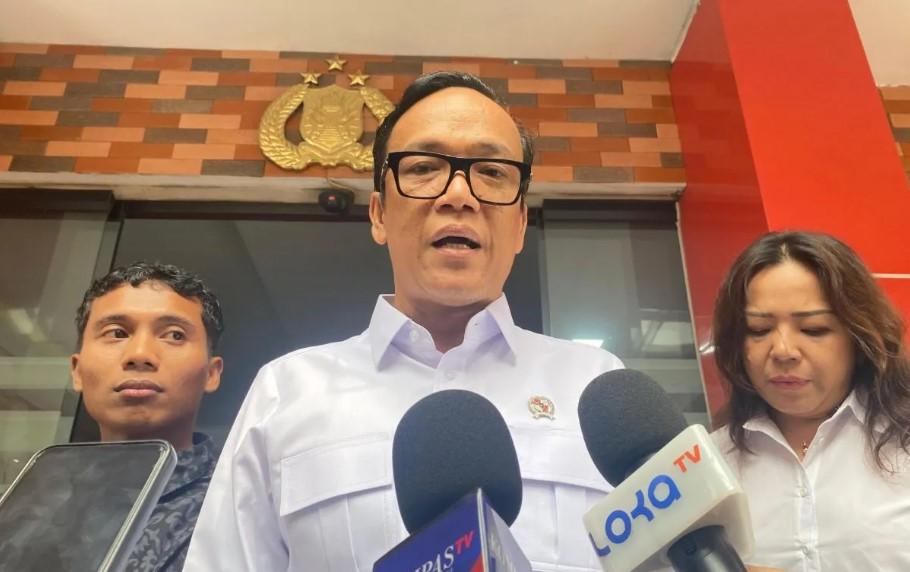 Wamenaker Dampingi Korban Penahanan Ijazah Hadapi Panggilan Polisi: "Jangan Ada Hebbi-Hebbi Lagi"