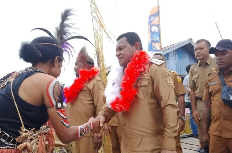 Bupati Jayapura Pastikan Seluruh Kampung Terima Bendera Merah Putih Jelang HUT RI ke-80