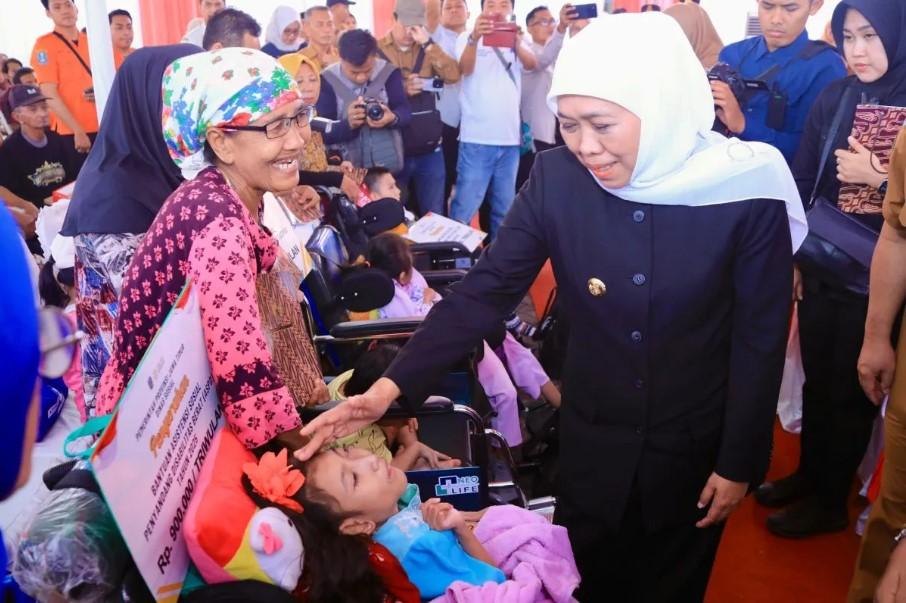 Gubernur Khofifah Salurkan Bansos Rp2,23 Miliar di Probolinggo, Dorong Kesejahteraan dan Kemandirian Warga