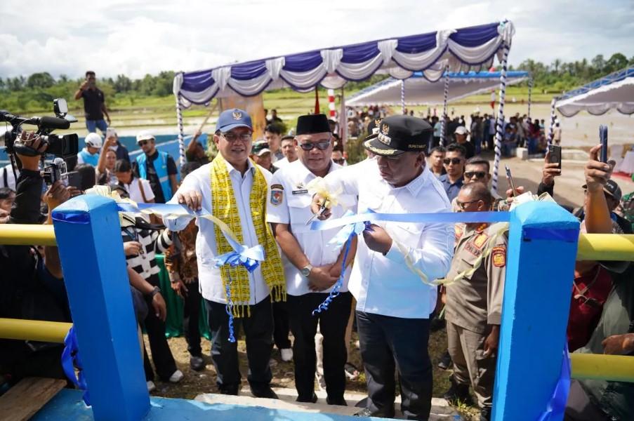 Wamentrans Viva Yoga Tinjau Bendungan dan Dorong Percepatan Pertanian di Kawasan Transmigrasi Maluku Utara