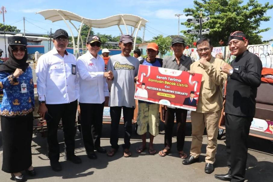 Presiden Prabowo Serahkan 25 Becak Listrik untuk Pengayuh Lanjut Usia di Tegal, Dorong Tegal Jadi Produsen Nasional