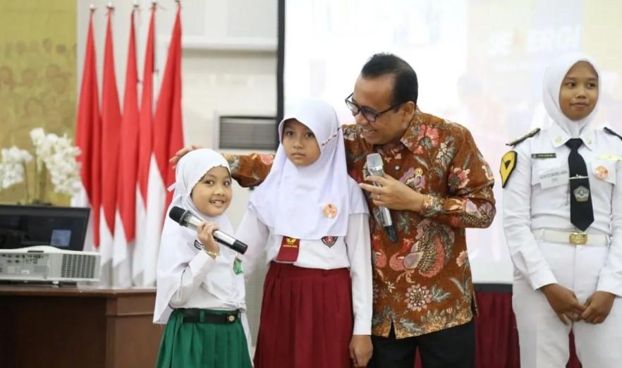 Anak Pegawai Kemenko PMK Terima Beasiswa Prestasi, Pratikno Bagikan Kisah Inspiratif Masa Kecilnya