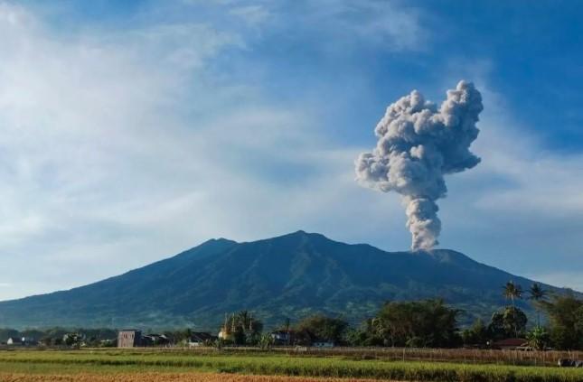 Gunung Marapi Kembali Erupsi, Dentuman Terdengar hingga Bukittinggi dan Padang Panjang