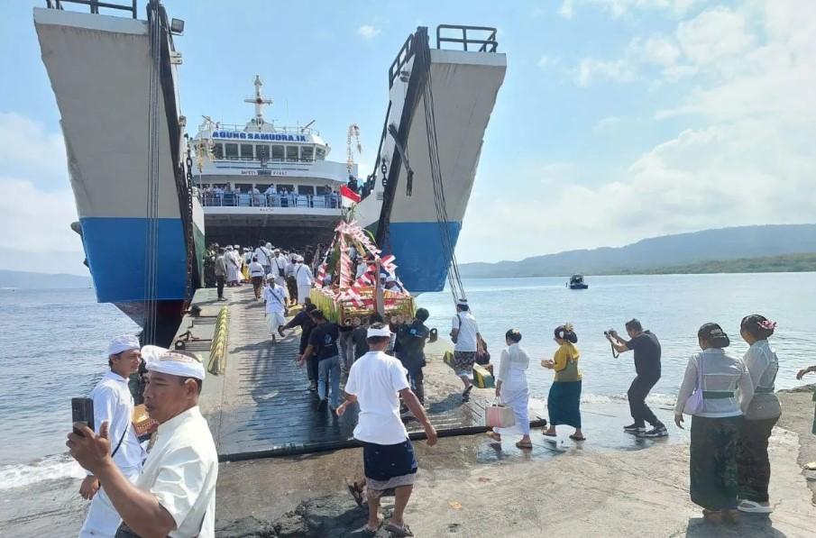 Ratusan Umat Hindu Gelar Upacara Pakelem di Selat Bali untuk Keselamatan Laut Pasca Tragedi Tenggelamnya Kapal