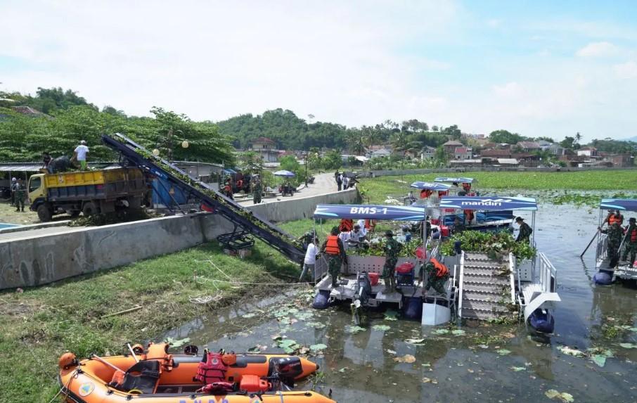 TNI AD Kerahkan Teknologi Ponton dan Conveyor untuk Bersihkan Gulma di Situ Bagendit Garut