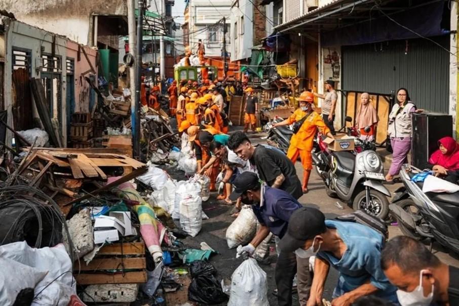 300 Petugas Gabungan Kerja Bakti Massal Bersihkan Puing Kebakaran di Duri Utara