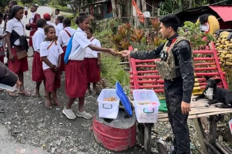 Satgas Damai Cartenz Bangun Kedekatan dengan Pelajar Papua Lewat Pembagian Sarapan