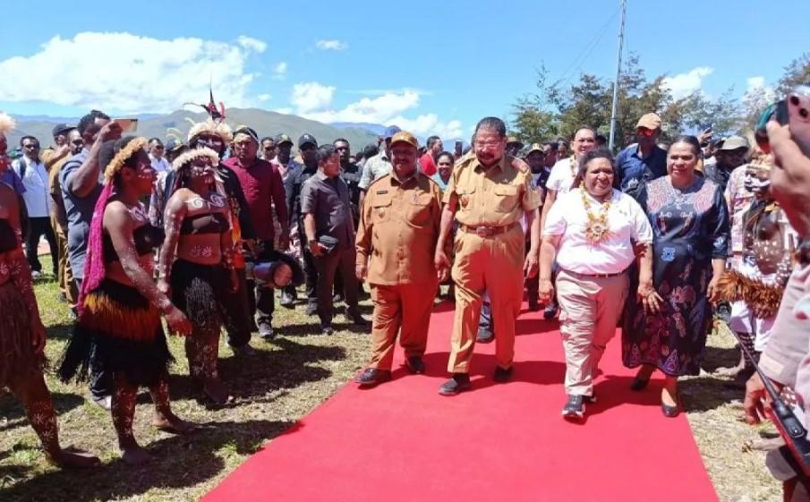 Masuknya Pesawat Sriwijaya Air ke Wamena Disambut Gubernur Papua Pegunungan sebagai Mimpi yang Jadi Kenyataan