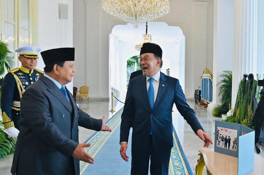 Presiden Prabowo Tunjukkan Album Foto Kenangan Kunjungan PM Anwar, Simbol Keakraban Dua Negara Serumpun