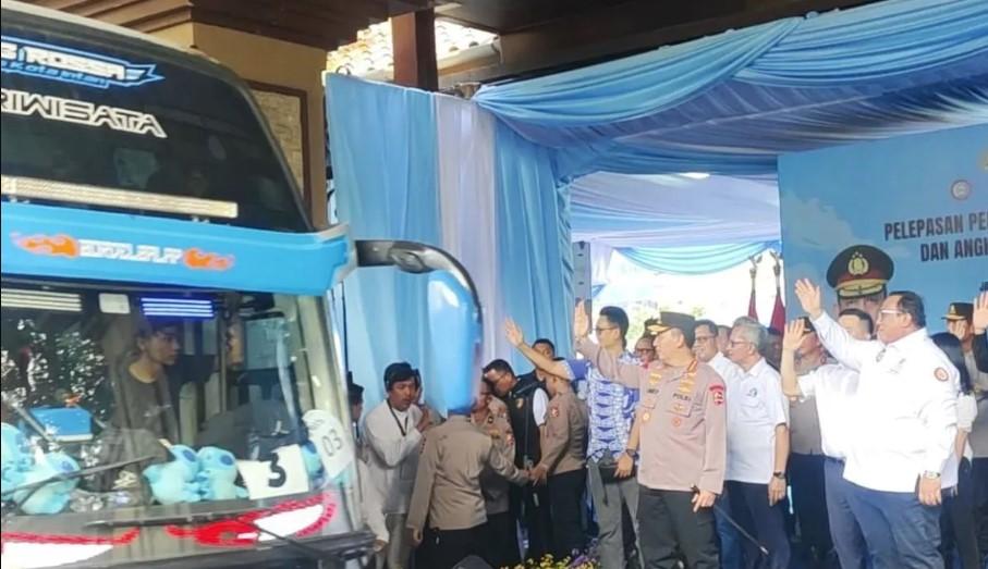 Kapolri Lepas 1.575 Buruh ke Tempat Kerja Baru, Dorong Iklim Investasi dan Ciptakan 70 Ribu Lowongan hingga 2026