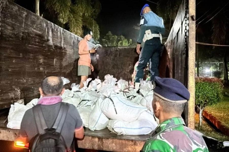 TNI AL Gagalkan Penyelundupan Lima Ton Bijih Timah Ilegal di Pantai Kelayang, Dua Orang Diamankan