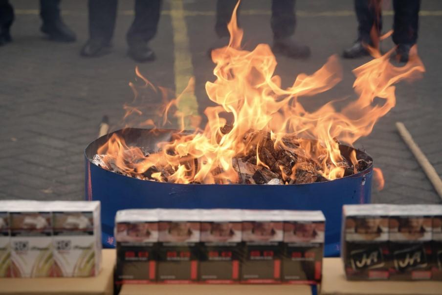 Bea Cukai Musnahkan 3,3 Juta Rokok dan Ratusan Liter Miras Ilegal, Negara Selamatkan Rp3,3 Miliar