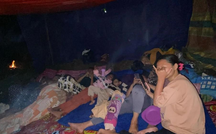Warga Batudaa Pantai Mengungsi ke Perbukitan Akibat Peringatan Tsunami Imbas Gempa Rusia